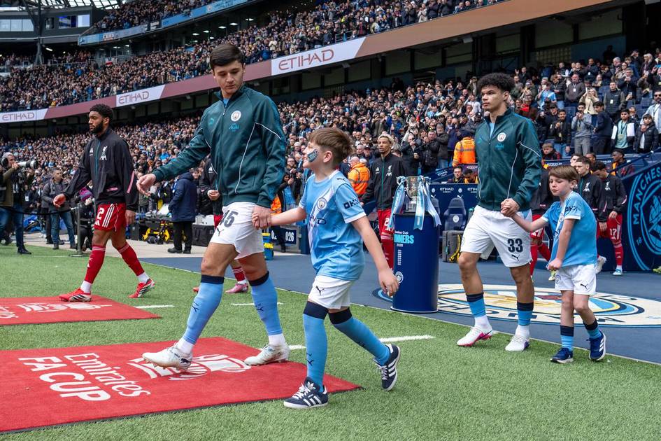 “U xuddi poyezddek uradi”: Abduqodir Husanov qanday qilib “Manchester Siti” muxlislarining yangi qahramoniga aylandi?