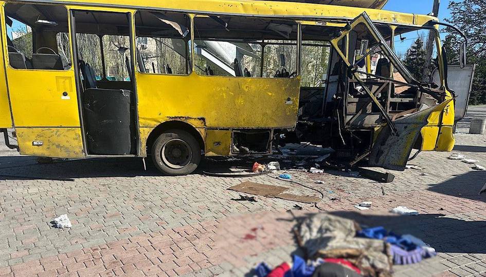 Rossiya droni Ukrainadagi yo‘lovchi avtobusga kelib urildi: qurbonlar bor (foto)