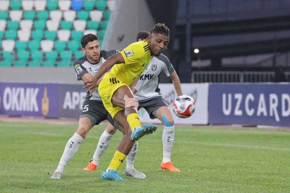 Суперлига. “Сурхон” сўнгги дақиқада киритилган супер гол эвазига “ОКМК” билан дуранг ўйнади (видео)