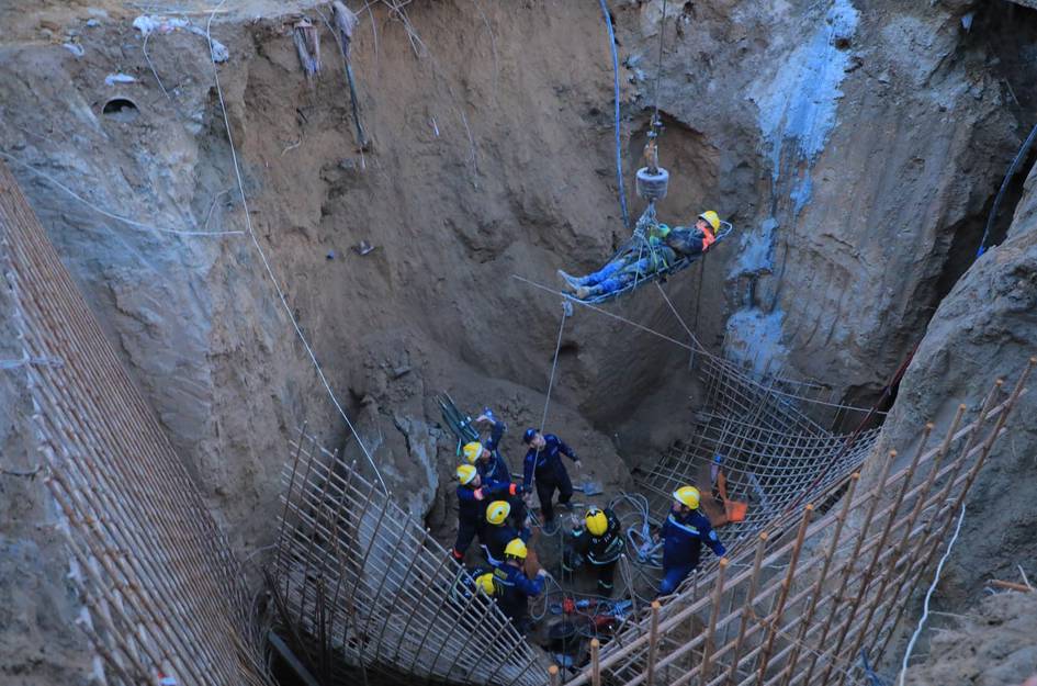Samarqandda tuproq ostida qolgan ishchi qutqarildi (video)
