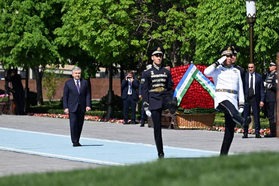 Шавкат Мирзиёев возложил венок к подножию памятника Амиру Темуру (фото)