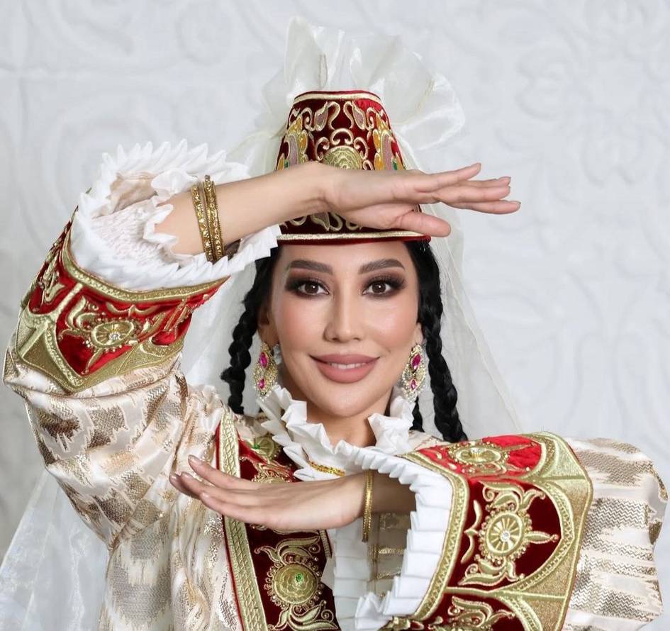 “Qishda oyoq kiyimim ichidan sellofan kiyib yurardim” — raqqosa Malika Qurbonova bolaligidagi qiyinchiliklar va turmush o‘rtog‘ining taqiqlari haqida