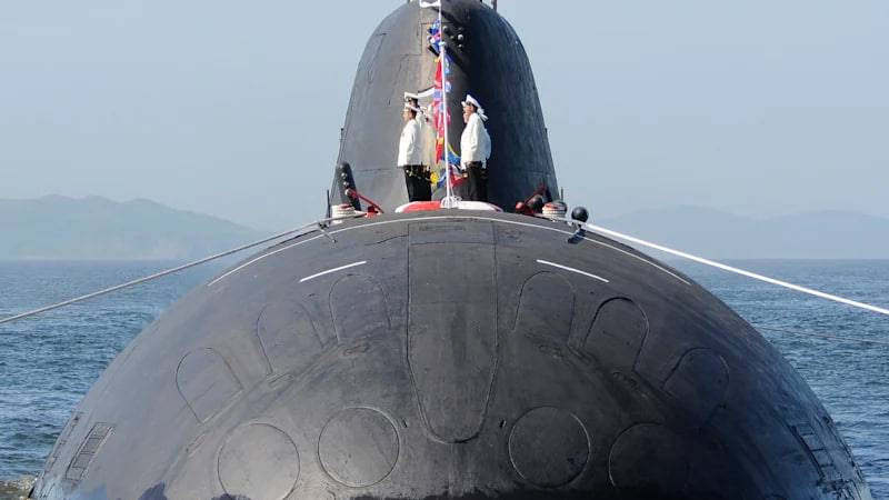 Britaniya Rossiya suvosti kemalarini tiyib turish uchun harbiylarni safarbar etdi