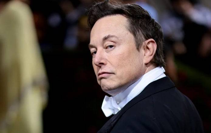 Маскнинг биографи миллиардер ақлдан озаётганини айтди