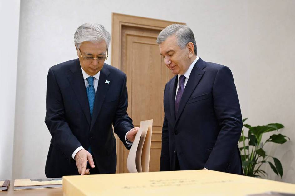 Шавкат Мирзиёев Қозоғистон раҳбарига ноёб архив материаллари нусхаларини ҳадя қилди