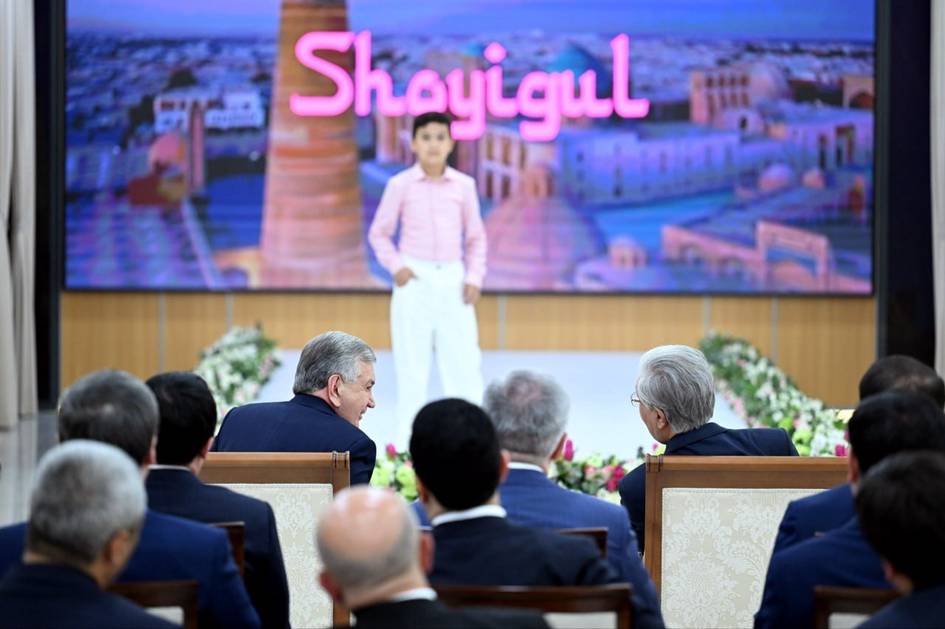 Шавкат Мирзиёев ва Қосим-Жўмарт Тўқаев Бухородаги йирик тўқимачилик корхонаси фаолияти билан танишди