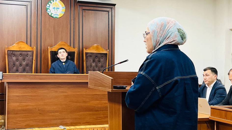 “Ўғлим Дубайдан тобутда келишини айтди”. Судда Реал Санжик юқори лавозимли танишлари билан жабрланувчини қўрқитгани иддао қилинди