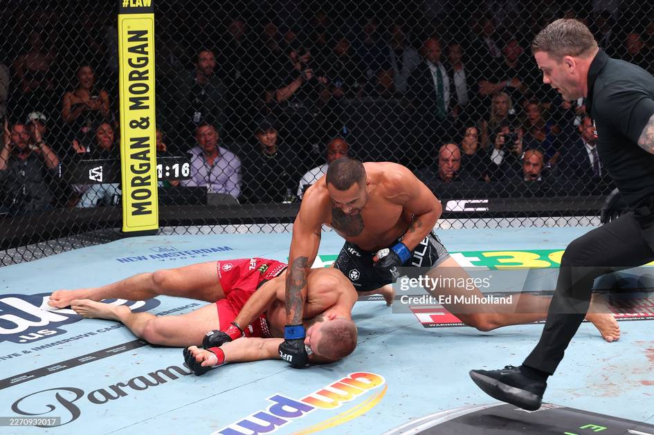 UFC’да сенсация: Жароҳатланган Улберг Прохазкани нокаутга учратиб, чемпионга айланди (видео)