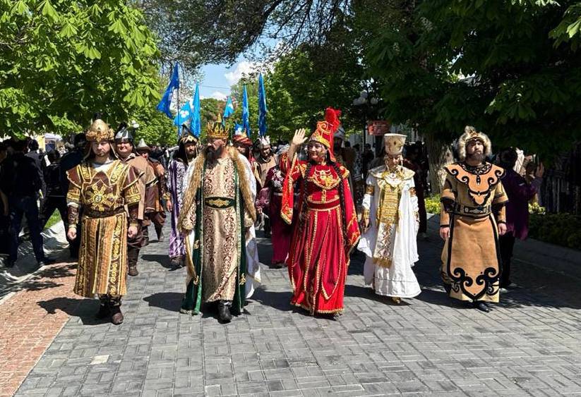 Тарихни жонлантирган Регистон: Амир Темур сиймоси, улкан парад ва маликалар либослари кўргазмаси