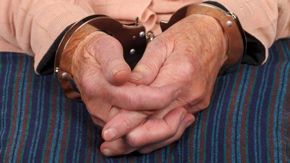 Janubiy Koreyada 90 yoshli ayol o‘g‘liga pul yuvishda yordam bergani uchun qamaldi