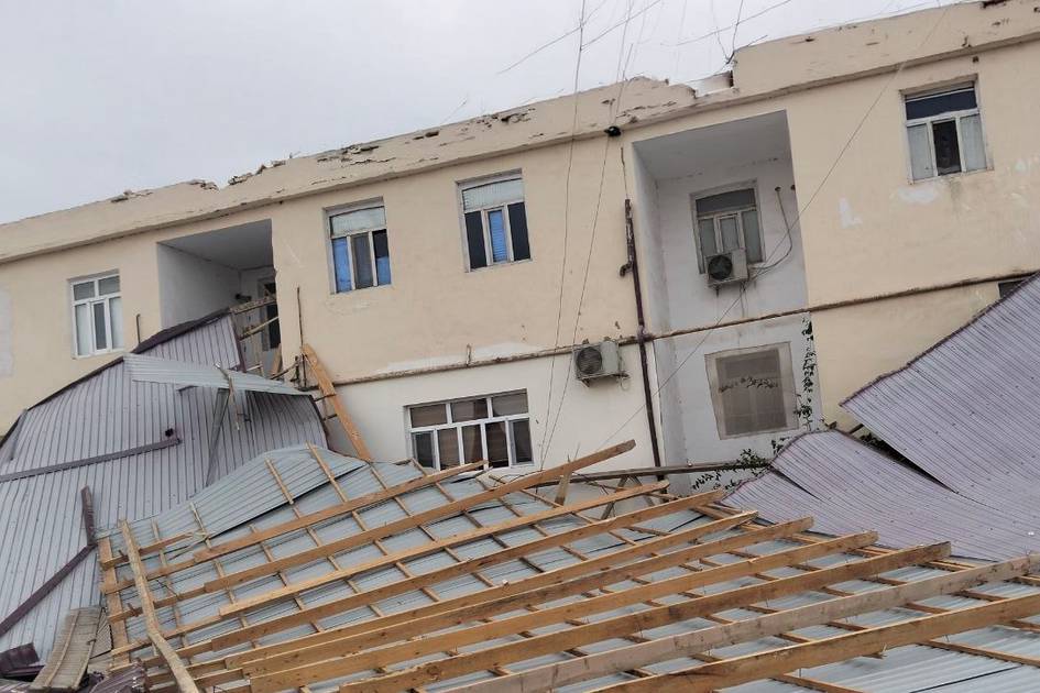 Qoraqalpog‘iston va Xorazmda kuchli shamol uylar tomini uchirib yubordi (foto)