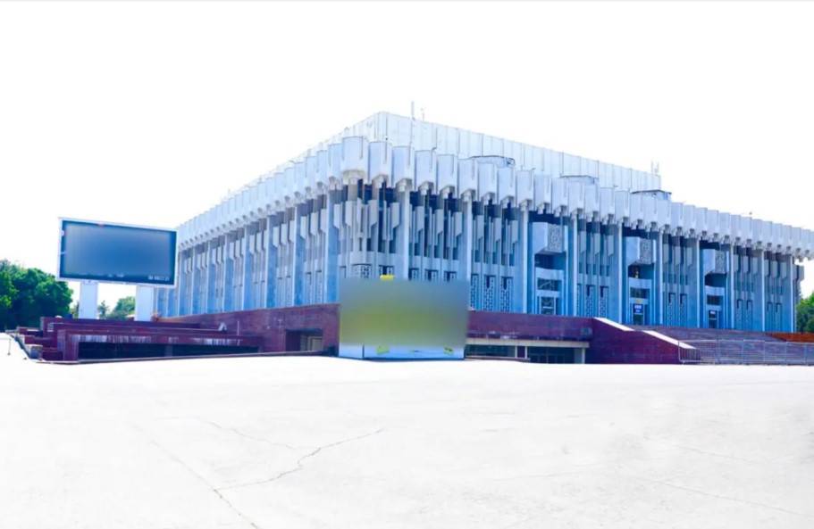 Тошкентдаги “Халқлар дўстлиги саройи”да барча реклама баннерлари олиб ташланди 