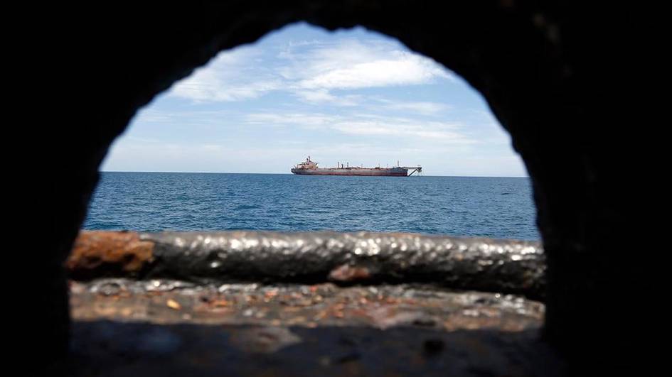 Эрон супертанкери Ҳормуз блокадасидан ўтди