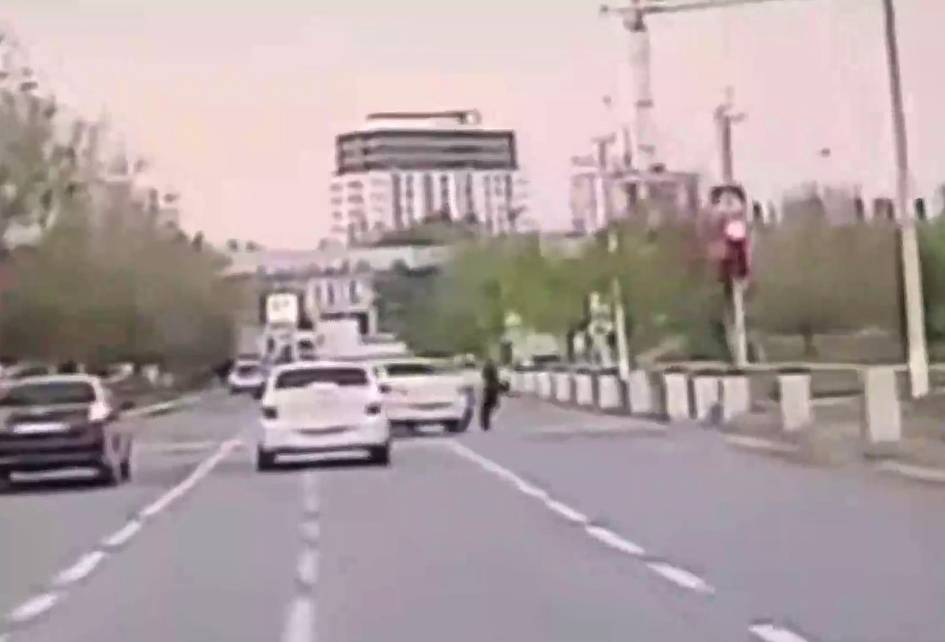 Chirchiqda ona-bolani urib ketishiga oz qolgan haydovchi 2 yilga “prava”dan mahrum etildi