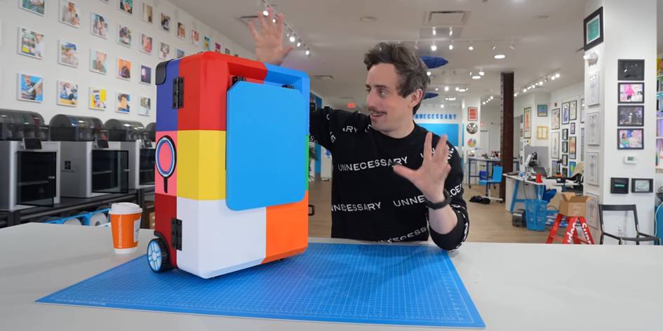 Ғаройиб буюмлар ихтирочиси Lego услубида чамадон яратди