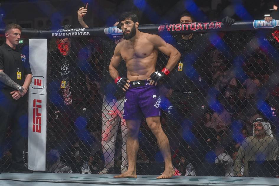 Rossiyalik UFC jangchisi kutilmagan sabab tufayli samolyotdan tushirib yuborildi (foto)
