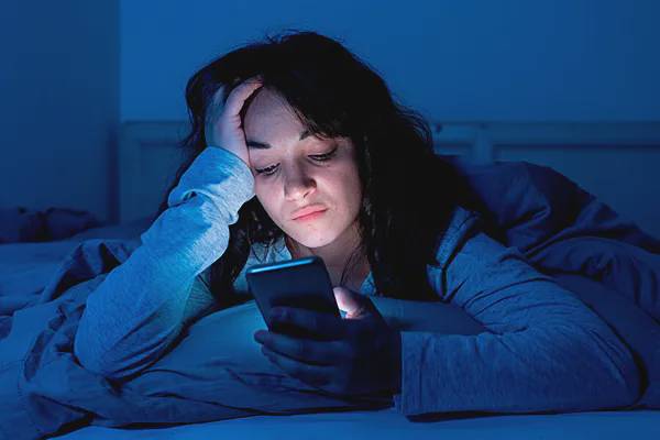 Ekranlardan taraladigan ko‘k nur uyquga deyarli ta’sir qilmaydi — tadqiqot