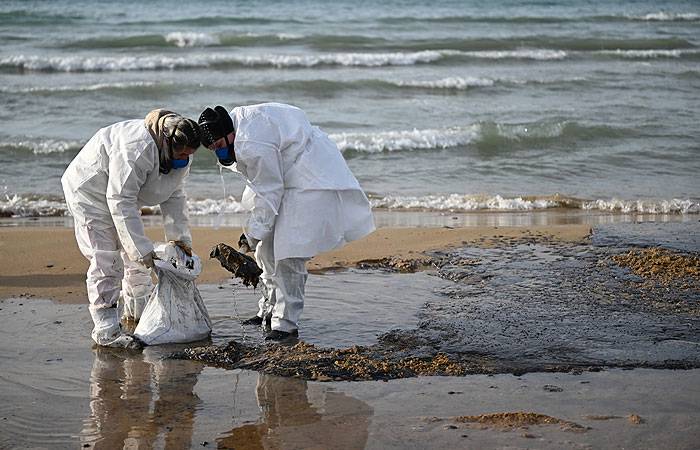 Қора денгизда йирик ҳажмда нефть сувга оқиб кетди