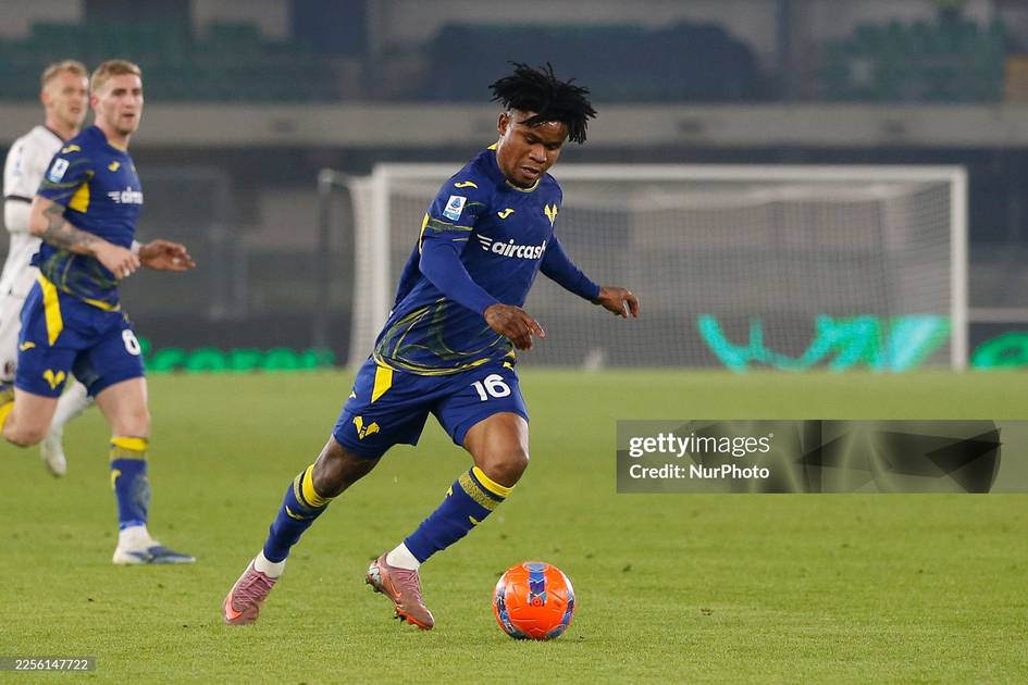 “Verona” futbolchisi rasmga tushishni taklif qilgan muxlis bilan mushtlashib ketdi (video)