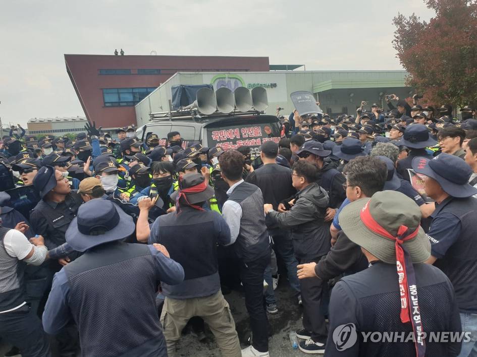 Жанубий Кореяда юк машинаси намойишчиларни уриб кетди: қурбон ва жароҳатланганлар бор