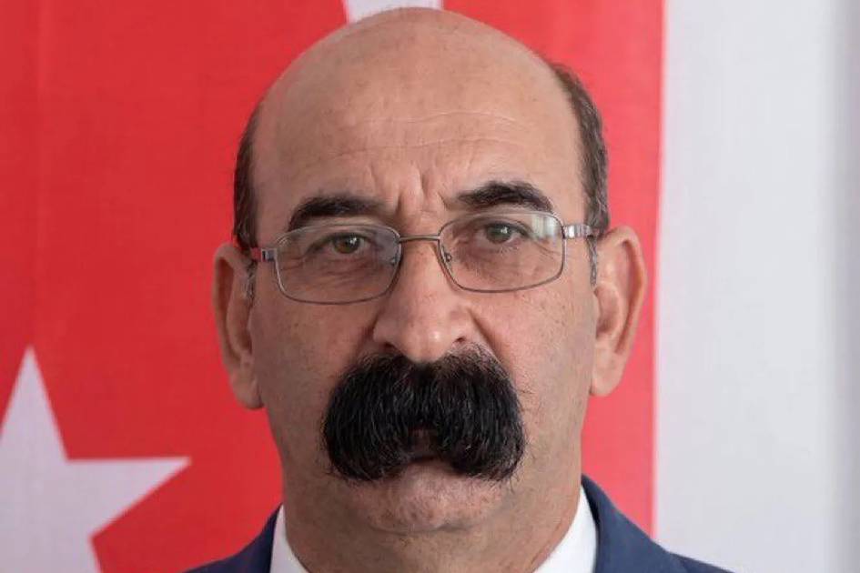 Туркиялик сиёсатчи ноодатий мўйлови сабаб ижтимоий тармоқларда машҳур бўлди