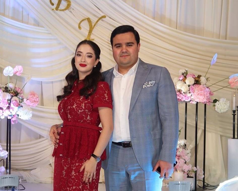 Sanjar Xoliqov rafiqasi bilan qanday tanishgani va xonandalikdan tadbirkorlikka o‘tib ketgani haqida so‘zlab berdi