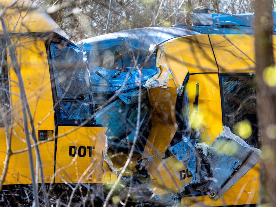 Данияда қарама-қарши келаётган икки поезд тўқнашиб кетди (видео)