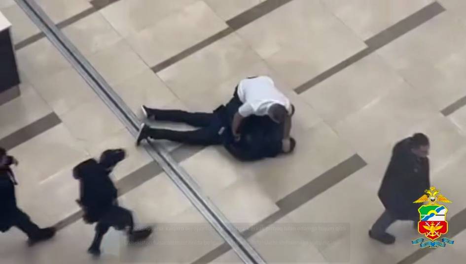 Rossiyadagi aeroportda o&lsquo;zbekistonlik erkak pichoq bilan odamlarga hujum qildi (video)