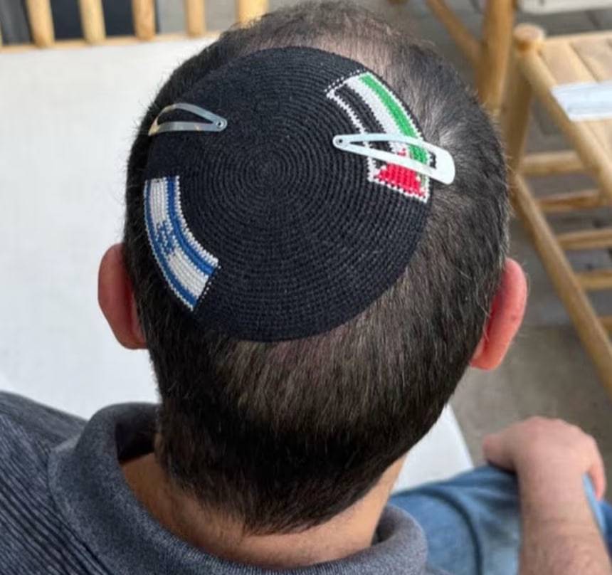 Isroil va Falastin bayrog‘i tushirilgan bosh kiyim kiygan erkak hibsga olindi