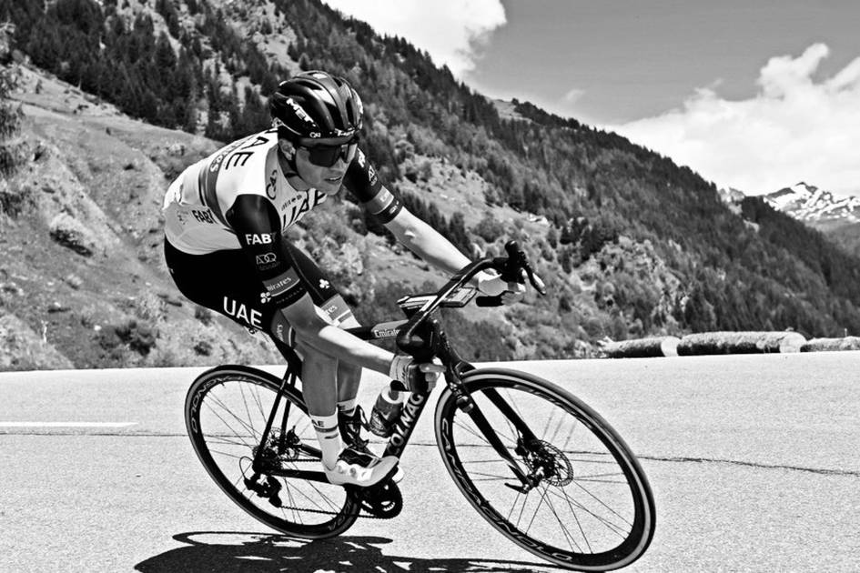 Колумбиялик велоспортчи пойгадаги ҳалокатдан бир неча кун ўтиб вафот этди