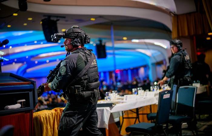 В отеле, где Трамп ужинал с журналистами, неизвестный открыл стрельбу