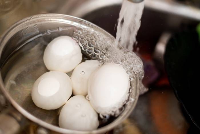 Нега тухум қайнатилган сувни тўкиб юбориш мумкин эмас?