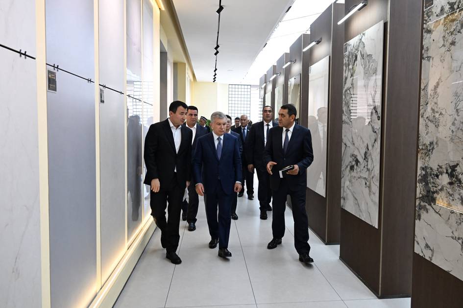 Президент Қувасойда керамогранит плиталар ишлаб чиқариладиган корхонада бўлди