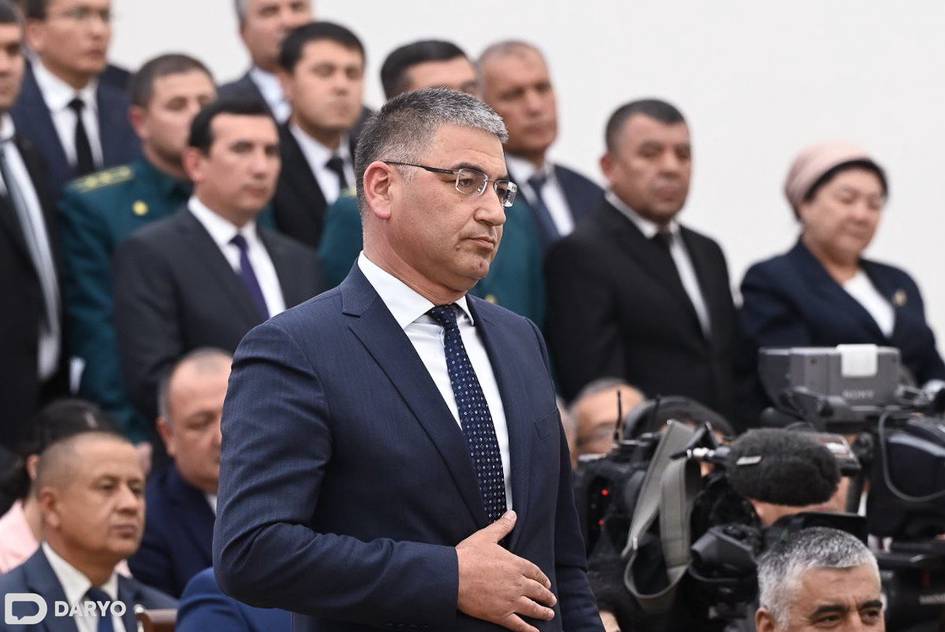 Президент Сирдарё вилояти ҳокими Акмалжон Маҳмудалиевни лавозимидан озод этди