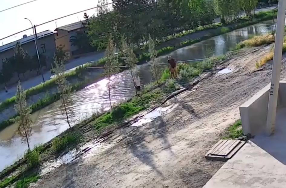 В Намангане сотрудник МЧС спас тонувшего в канале ребенка (видео)