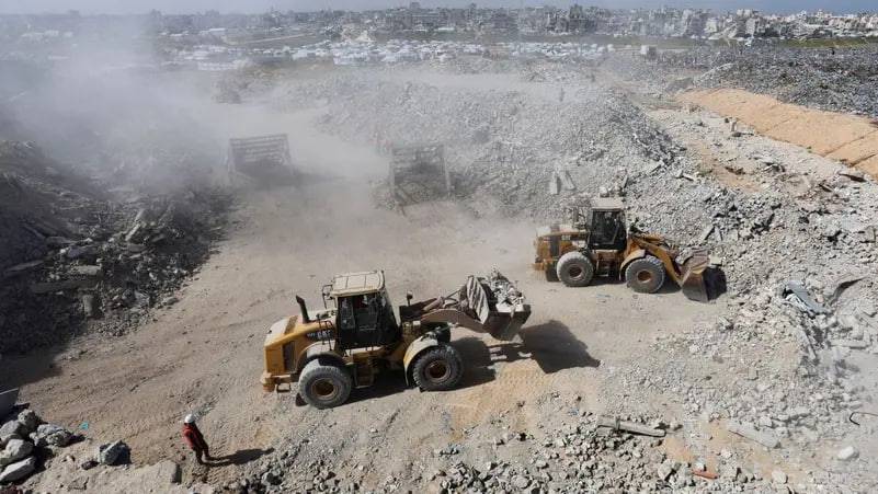 Ғазода йўлларни асфалтлаш учун уруш вайроналаридан фойдаланилмоқда