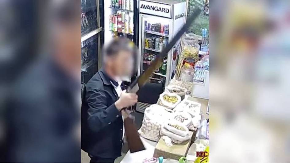 Qamchiqda sotuvchi ayolni ov qurolida urib, jarohat yetkazgan erkakka hukm o‘qildi