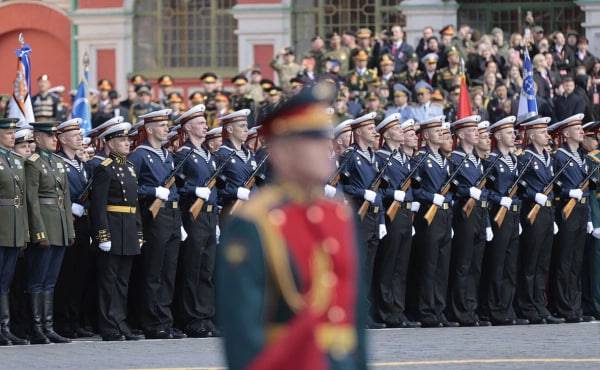 “Террорчилик хавфи”. 9 май парадида нега ҳарбий техникалар қатнашмаслигига изоҳ берилди