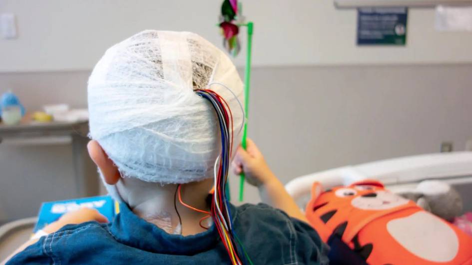 Avstraliyada pul uchun bolasining sochi va qoshlarini qirib, uni saratonga chalingandek ko‘rsatgan ayol to‘rt yilga qamaldi