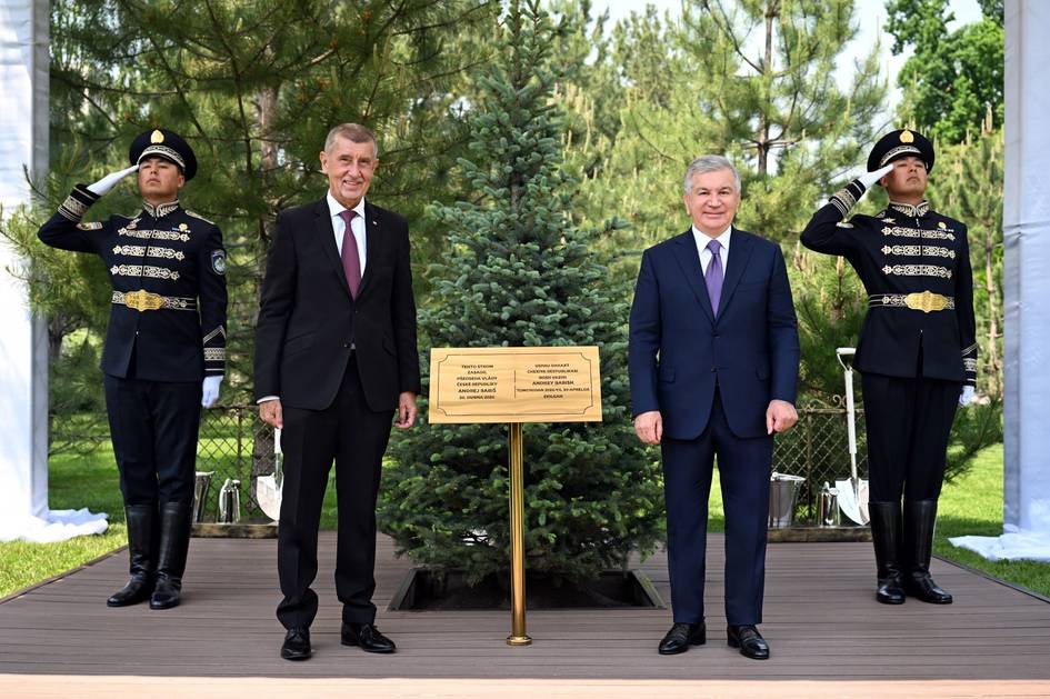 Shavkat Mirziyoyev va Andrey Babish birgalikda daraxt ekdi