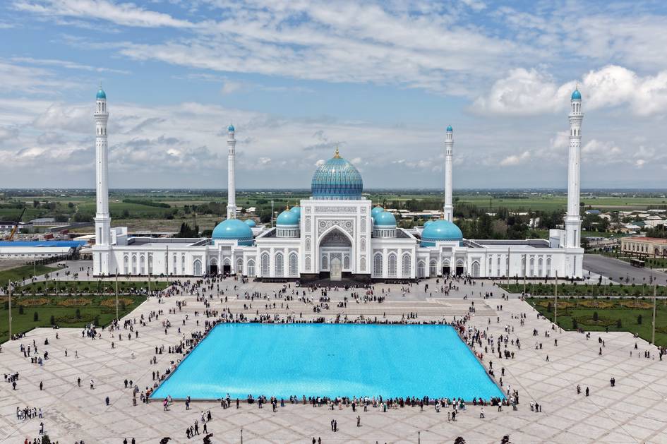 Шавкат Мирзиёев начал визит в Самарканд с посещения комплекса Имама Бухари