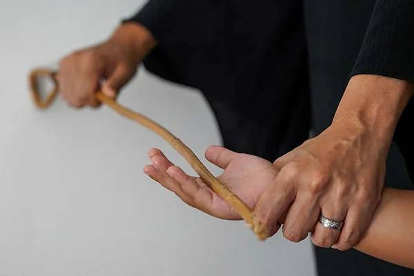 Singapur maktablarida bezorilik qilganlar kaltaklanadi