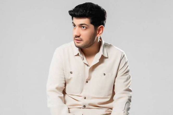 Jaloliddin Ahmadaliyev konserti chiptalari nega qimmatligi, qo‘shig‘idagi ko‘chani izlab topgani va reklamalarda suratga tushmasligi haqida so‘zlab berdi