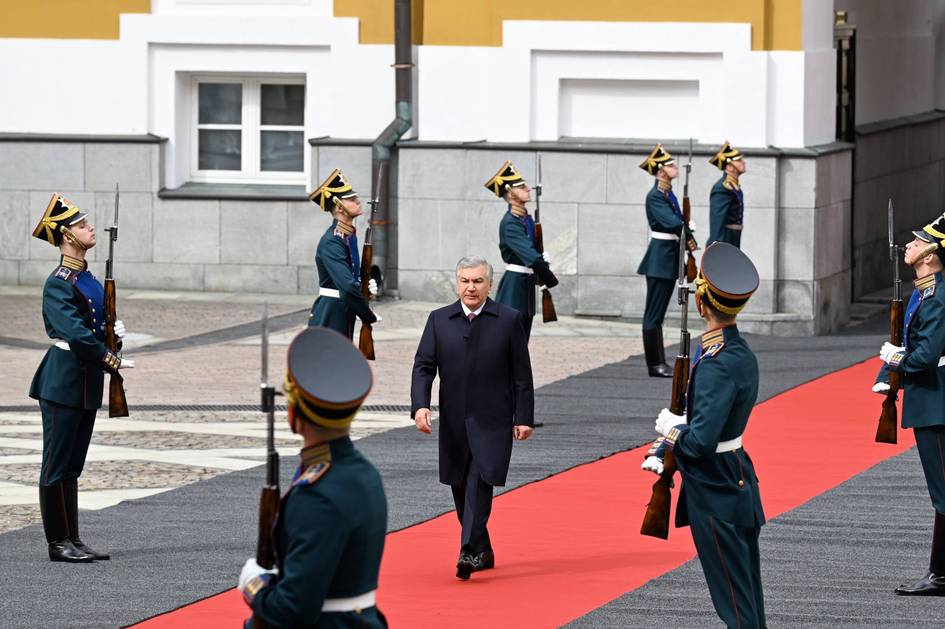 Шавкат Мирзиёев принял участие в параде Победы и возложил цветы к Могиле Неизвестного солдата (фото)
