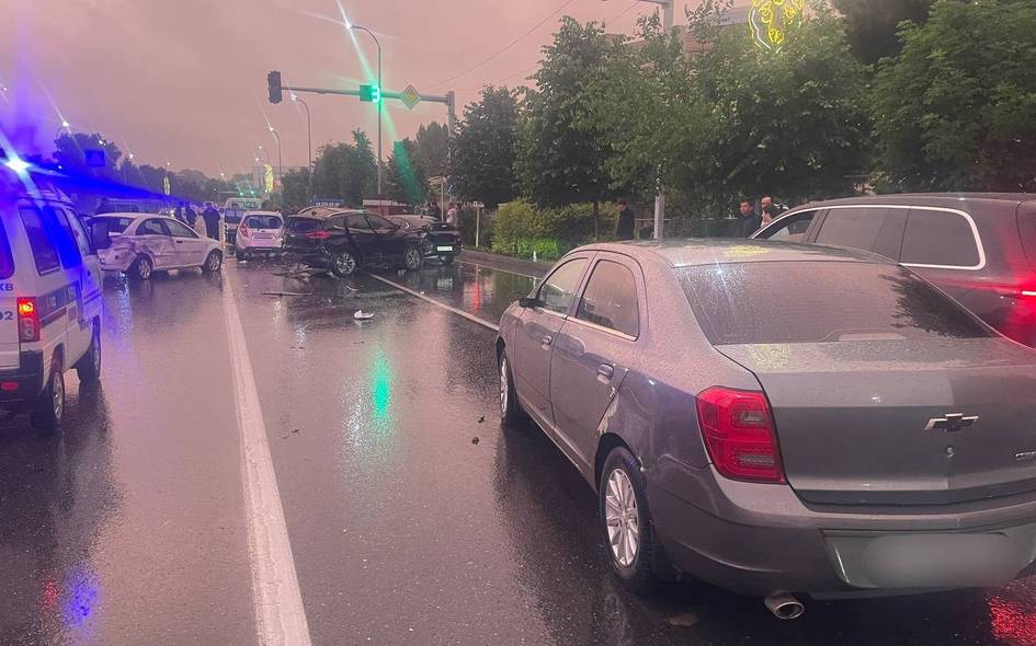 Самарқандда BYD бешта автомобил билан тўқнашди