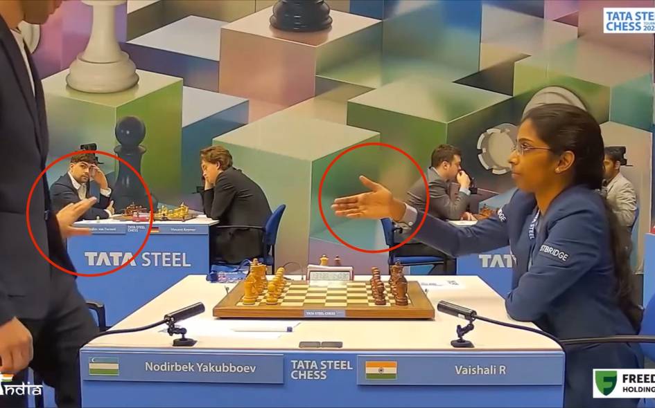 Nodirbek Yakubboyev hindistonlik raqibasining qo&lsquo;lini siqmagani ortidan tanqidlarga uchradi (video)