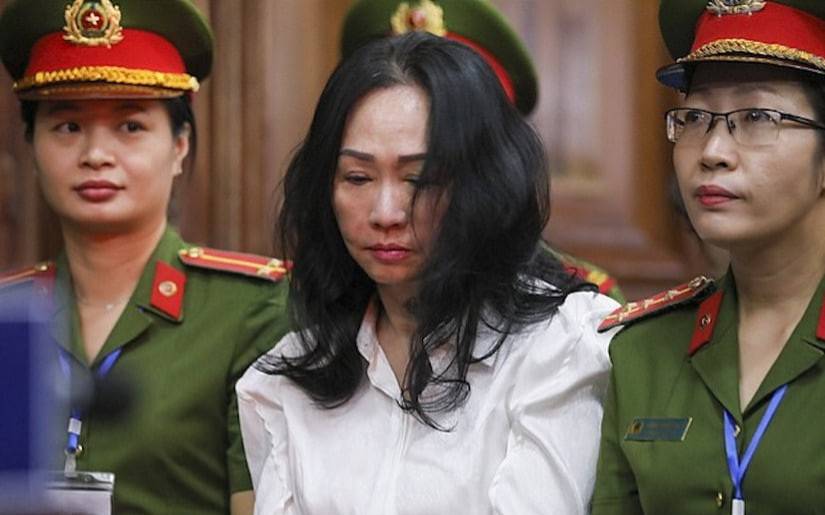 Қамоқдаги миллиардернинг иккита сумкаси 535 минг долларга сотилди