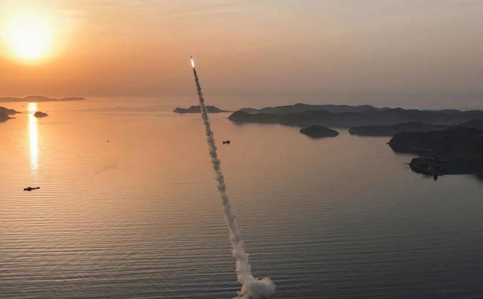 Shimoliy Koreya ballistik raketa va snaryadlar uchirdi