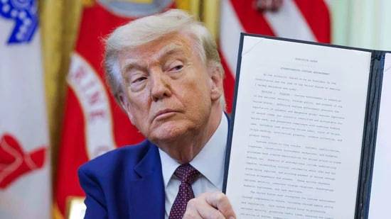 Трамп энг кўп маош оладиган 8 минг федерал ходимни ишдан бўшатмоқчи