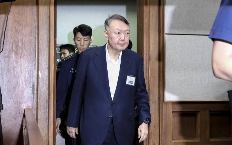 Janubiy Koreyaning sobiq prezidenti Yun Sok Yol 30 yilga qamaldi